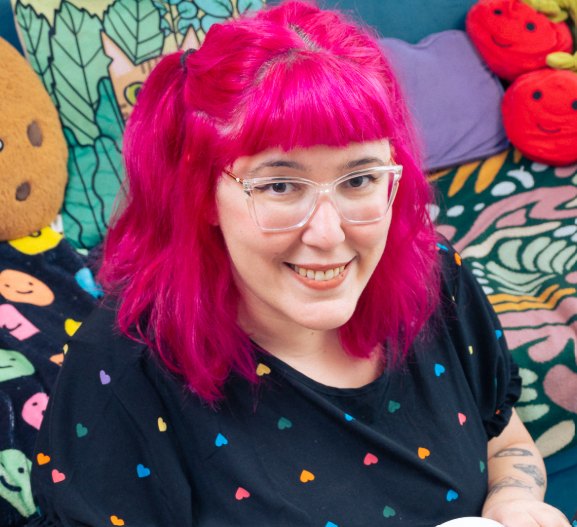Gabu, con pelo fucsia y anteojos, sonriendo